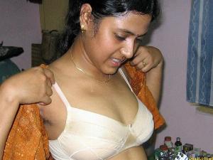 Abitha Aunty_33.jpg Cute Abitha Aunty Saree Candid Panties and Nudes
